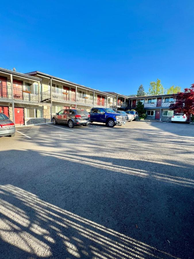 Timbers Inn And Suites Ashland Exterior photo